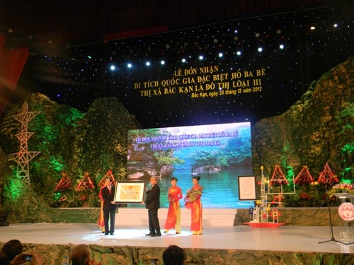 ປະທານສະພາແຫ່ງຊາດ ຫງວຽນຊິງຮຸ່ງ ຢ້ຽມຢາມແຂວງ ບັກກ້ານ